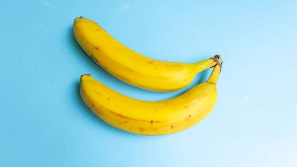 μπανάνα σε μπλε φόντο - Φωτογραφία, εικόνα