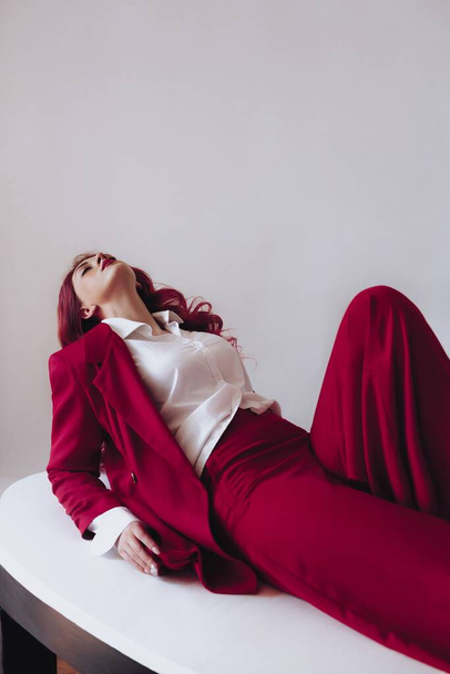 Rapariga ucraniana em um terno vermelho no fundo claro. Corpo feminino e conceito de estilo. Publicidade ou design de venda de roupas. - Foto, Imagem