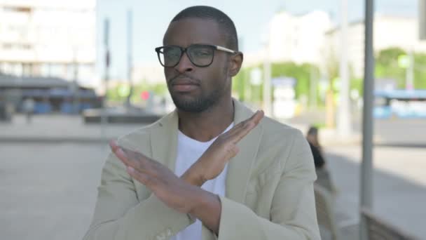Portret van het verwerpen van Afro-Amerikaanse man doet geen gebaar buiten - Video