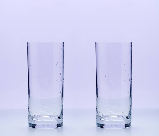 Bicchieri vuoti su sfondo lilla chiaro, bar, ristorante, pubblicità - Foto, immagini