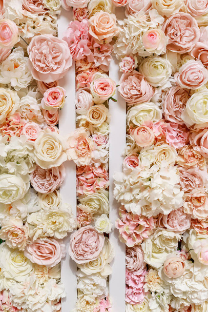 Kukat seinä tausta hämmästyttävä vaaleanpunainen ja valkoinen ruusuja, pioneereja ja hortensioita, häät koristeet, käsintehty - Valokuva, kuva