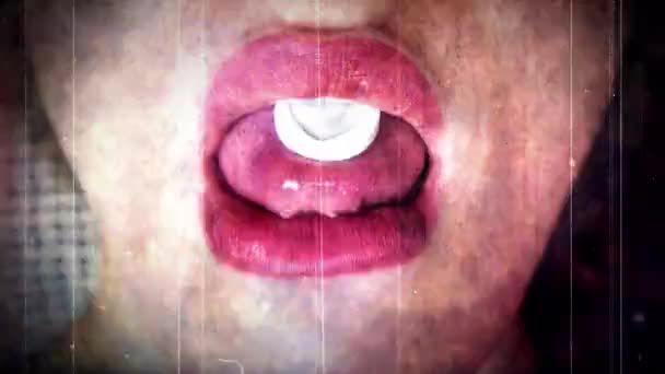 Una mano poniendo una píldora en una lengua de mujer con fallos y película descolorida - Imágenes, Vídeo