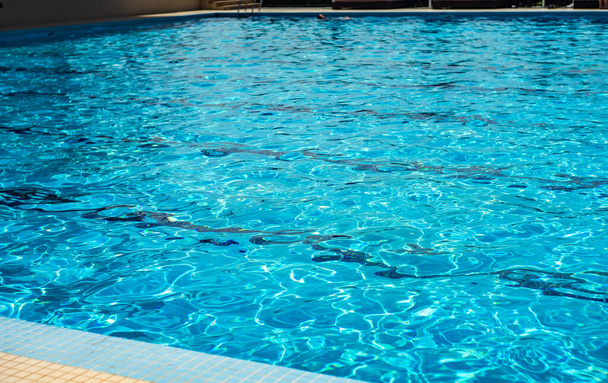 Agua azul pura fresca en la piscina al aire libre para relajarse en verano - Foto, Imagen