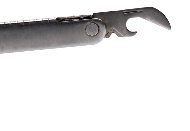 Close-up van een opvouwbare basic blikopener van een jackknife zakmes multi tool op een witte achtergrond - Foto, afbeelding
