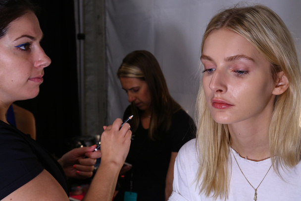 Model getting ready backstage at the Lie Sang Bong Spring 2015 during MBFW - Foto, imagen