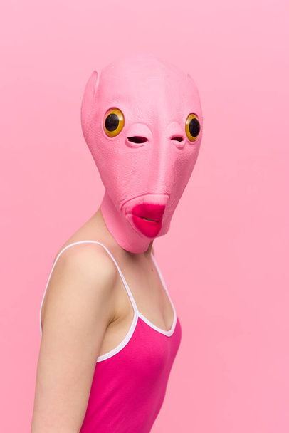 Seksi bir kostüm içinde pembe balık kafası şeklinde silikon maskeli modern Cadılar Bayramı kostümü. Çılgın bir bakış konsepti. Yüksek kalite fotoğraf - Fotoğraf, Görsel