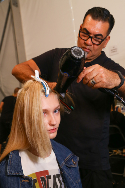 Model getting ready backstage at the Lie Sang Bong Spring 2015 during MBFW - Foto, Imagen