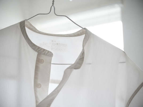 szárított fehér ing az ablak közelében - Fotó, kép