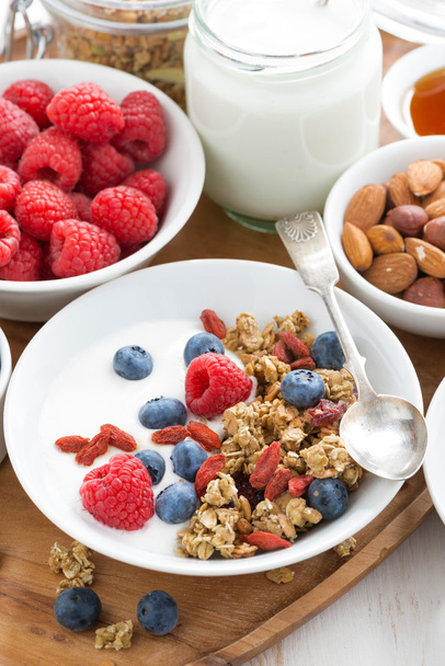 Homemade muesli with fresh berries and yogurt for breakfast - Foto, Imagem