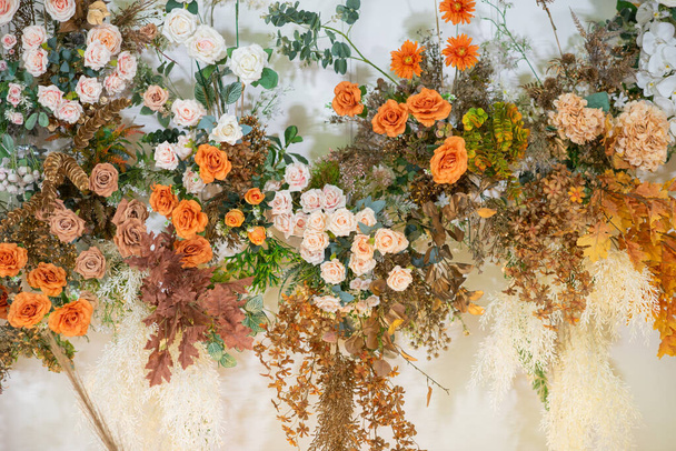 bruiloft achtergrond, bruiloft bloem decoratie, roos muur, kleurrijke achtergrond, verse roos, bos bloemen - Foto, afbeelding