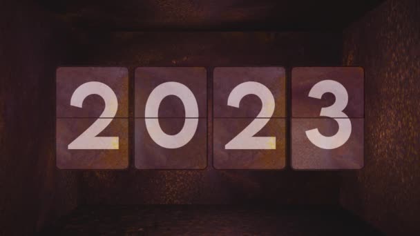 Mechanische roestige flip clock schakelaars van jaar 2022 tot 2023, 2024, 2025, 2026, 2027, 2028 tot 2029 in een roestige doos. Vintage apparaat steampunk flip kalender. Gelukkig Nieuwjaar! - Video