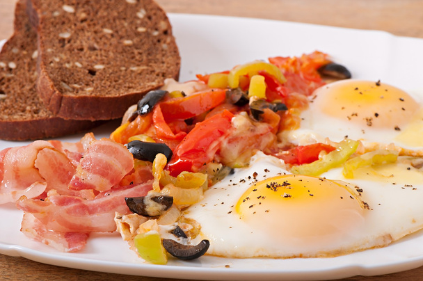 Desayuno huevos fritos con tocino
 - Foto, imagen