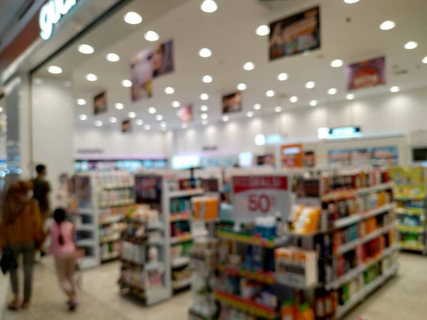 abstraktní rozmazaný interiér obchodního domu v nákupním centru. se světlým pozadím bokeh. odostřené abstraktní pozadí - Fotografie, Obrázek