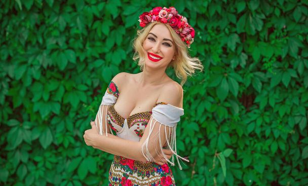 Mujer en vestido bordado étnico eslavo, corona de flores en el pelo. Concepto de belleza Mujeres eslavas, estilo boho - Foto, Imagen