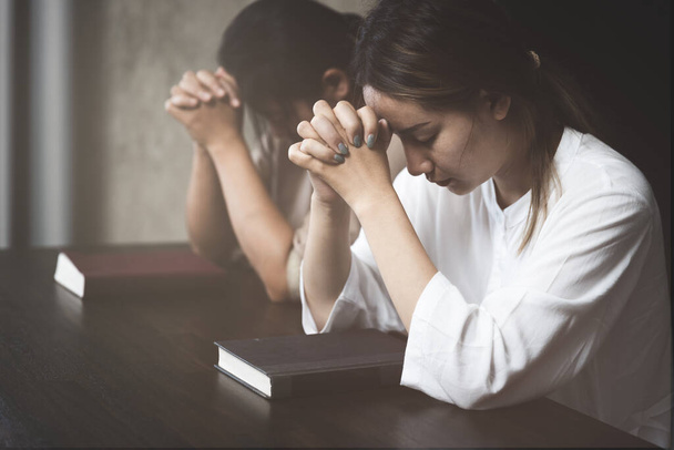 Kobieta modląca się i koncepcje biblijne, wierzenia i wiara chrześcijańska w kościele. - Zdjęcie, obraz