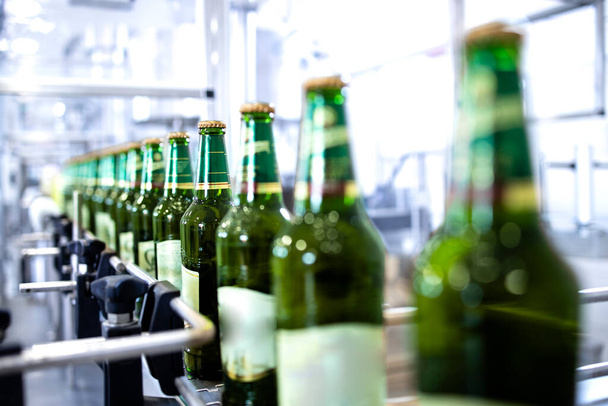 Παραγωγή εμφιαλωμένης μπύρας σε εργοστάσιο ποτών. - Φωτογραφία, εικόνα