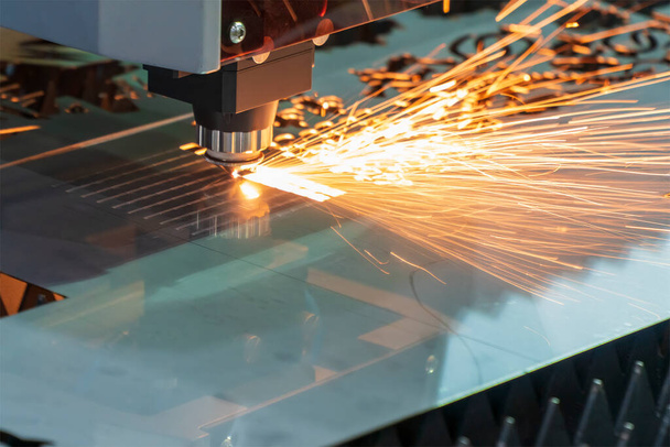 Kuitu laser leikkaus kone leikkaus kone leikkaa metallilevy. Korkean teknologian peltiä valmistusprosessi laserleikkaus kone.  - Valokuva, kuva