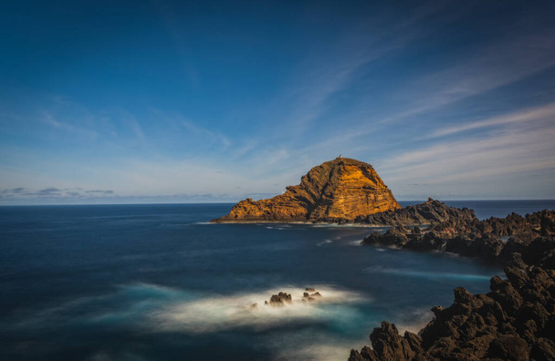 Bellissimo paesaggio naturale con l'Oceano Atlantico e piscine naturali di roccia lavica a Porto Moniz, Madeira, Portogallo. Foto a lunga esposizione, ottobre 2021 - Foto, immagini