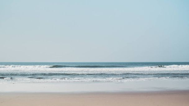 Les vagues douces de l'océan avec de la mousse sur une plage de sable au Guatemala, Amérique centrale - Photo, image