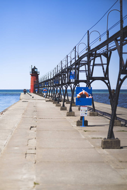 A vertical shot of a bridge leading to the South Haven Lighthouse in Michigan - Fotografie, Obrázek