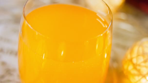 Frische orange Wasserflasche. Die Frau gießt Wasser ins Glas. Makro- und Schieberegler. - Filmmaterial, Video