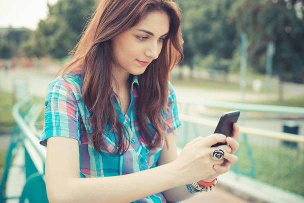 kaunis nuori hipster nainen käyttää älypuhelinta
 - Valokuva, kuva