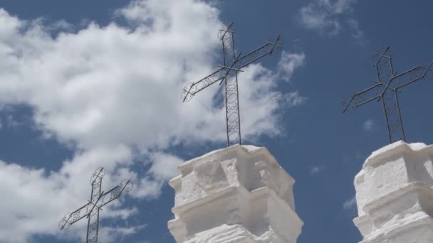 Τρεις σταυροί στο βωμό του εφημέριου με σύννεφα που περνούν, Monda, Μάλαγα, Ισπανία - Πλάνα, βίντεο