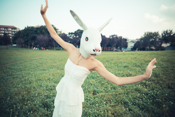 królik maska absurdalne piękna młoda kobieta z białej sukni - Zdjęcie, obraz