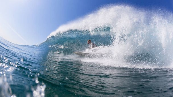 Surfen Surfer Röhre Fahrt blauen Ozean Welle Nahaufnahme hinten hinter Schwimmwasser Action-Foto . - Foto, Bild