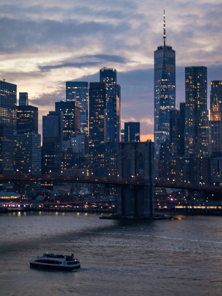 A scenic view of the New York skyline in the evening - Zdjęcie, obraz