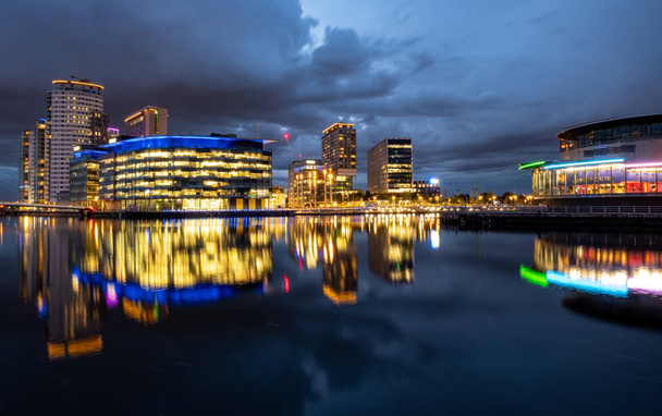 A beautiful night view of the Manchester architecture reflected in the water - Фото, зображення