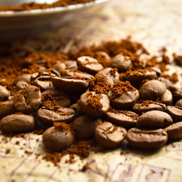 Granos de café frescos cuidadosamente seleccionados y tostados, fondo de granos de café, aislados sobre papel
 - Foto, Imagen