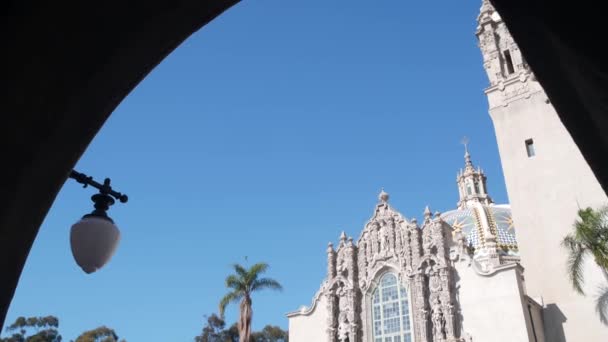 Arquitectura colonial española en Balboa Park, San Diego, California, EE.UU. Edificio histórico, barroco clásico o estilo romántico rococó. Campanario o campanario decoración en relieve y cúpula de mosaico o cúpula - Imágenes, Vídeo