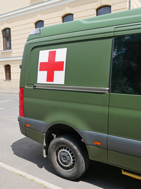 Militar ambulancia coche al aire libre con cruz roja - Foto, imagen