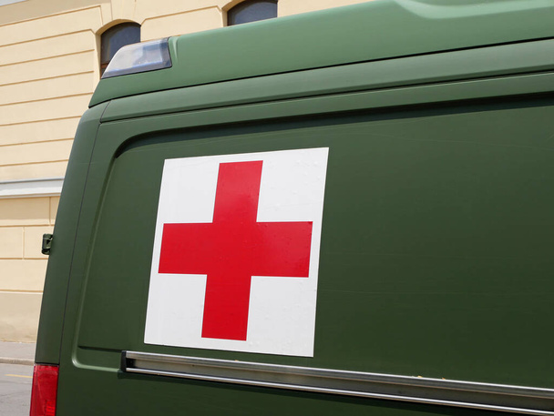 Wojskowy ambulans na zewnątrz z czerwonym krzyżem - Zdjęcie, obraz