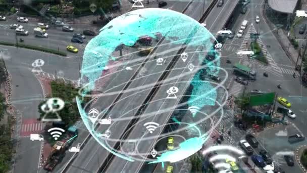 Veranderingsconcept voor slimme vervoerstechnologie voor toekomstige wegverkeersleiding. Virtueel intelligent systeem maakt rijinformatie-analyse om gegevens van het voertuig op straat voor bestuurder aan te sluiten . - Video