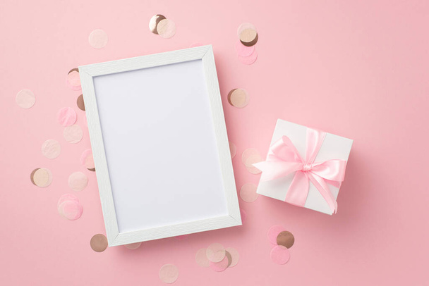 Концепція маленької дівчинки. Фотографія верхнього виду білої подарункової коробки зі стрічковим бантом фоторамка і блискуча конфетті на ізольованому пастельно-рожевому фоні з порожнім простором
 - Фото, зображення