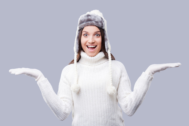 Woman in warm winter clothing holding copy spaces - Foto, Imagen