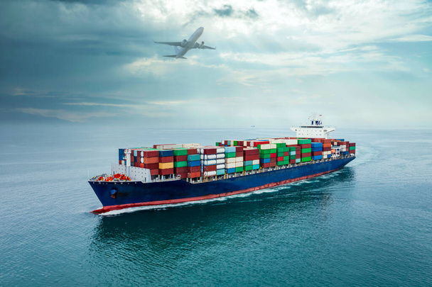 世界中への輸出入のためのコンテナ貨物輸送、コンテナ船によるビジネスサービスオープンシー、ドローンからの航空フロントビュー、飛行機と空の背景, - 写真・画像