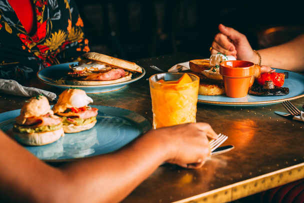 Grupa bezimiennych jedzących lunch z sokiem w restauracji - Zdjęcie, obraz