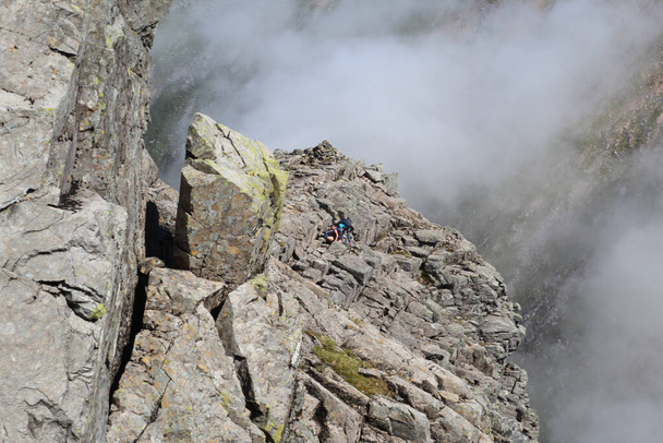The people climbing in the rocky mountain - Foto, imagen