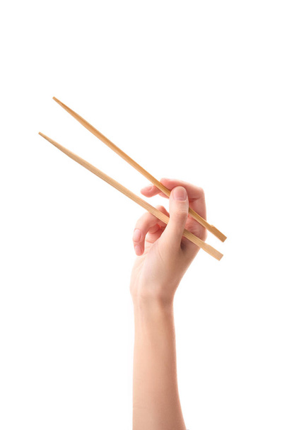 жіноча рука тримає дерев'яні палички ізольовані на білому тлі
. - Фото, зображення