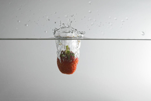 The Strawberry dropped in the water - Фото, зображення