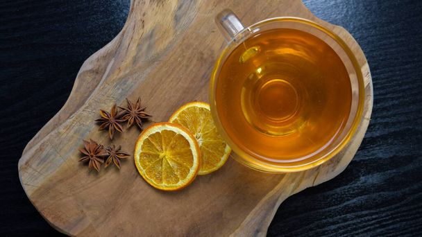 Чашка чая с ломтиками лимона и анисом, травяной чай - Фото, изображение