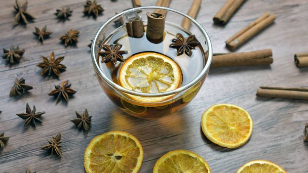 Thé avec tranches de citron et anis, cannelle.T-shirt à base de plantes - Photo, image