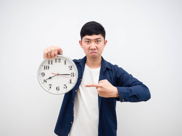 Aasialainen mies vihainen kasvot kohta kello 15 minuuttia yli 8 aamulla. kädessään työskentelee myöhään käsite valkoisella taustalla - Valokuva, kuva