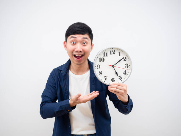 asiatische Mann zeigen Uhr in seiner Hand glücklich Gesicht erhalten von der Arbeit Konzept auf weißem Hintergrund - Foto, Bild