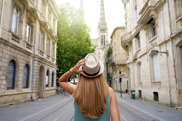 Visting Bordeaux, France. Tourist goes along Rue Vital Charles towards the Cathedral in Bordeaux, France. - Foto, afbeelding