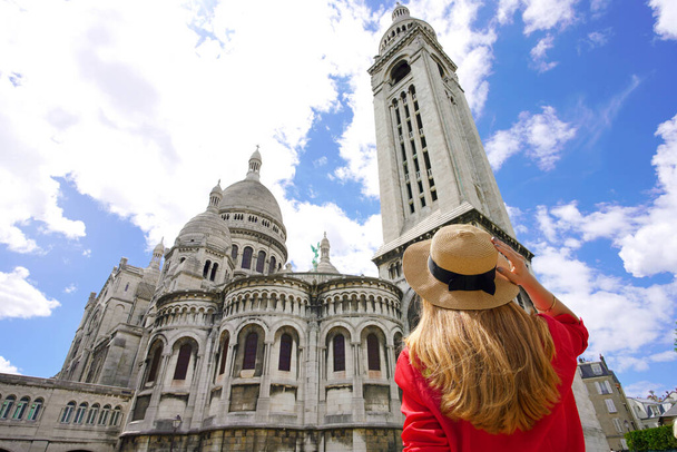 Visitando París, Francia. Mujer turística en París con la Basílica del Sagrado Corazón de París. Ángulo bajo. - Foto, imagen