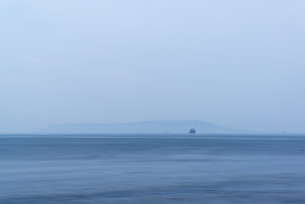 Kuva yksittäisestä rahtialuksesta avomerellä, jossa on laaja avoin tila
 - Valokuva, kuva